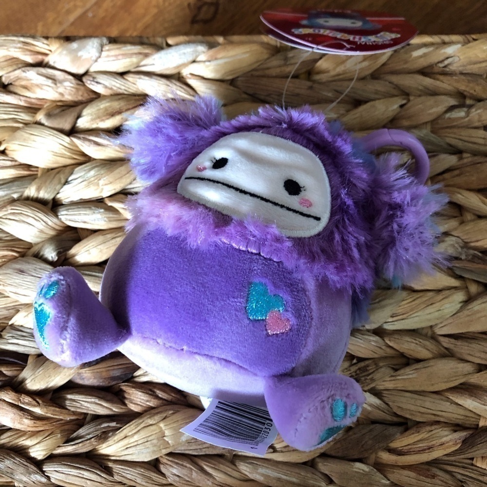 Squishmallows: Valentine's Day Eden the yeti bag clip 3.5"